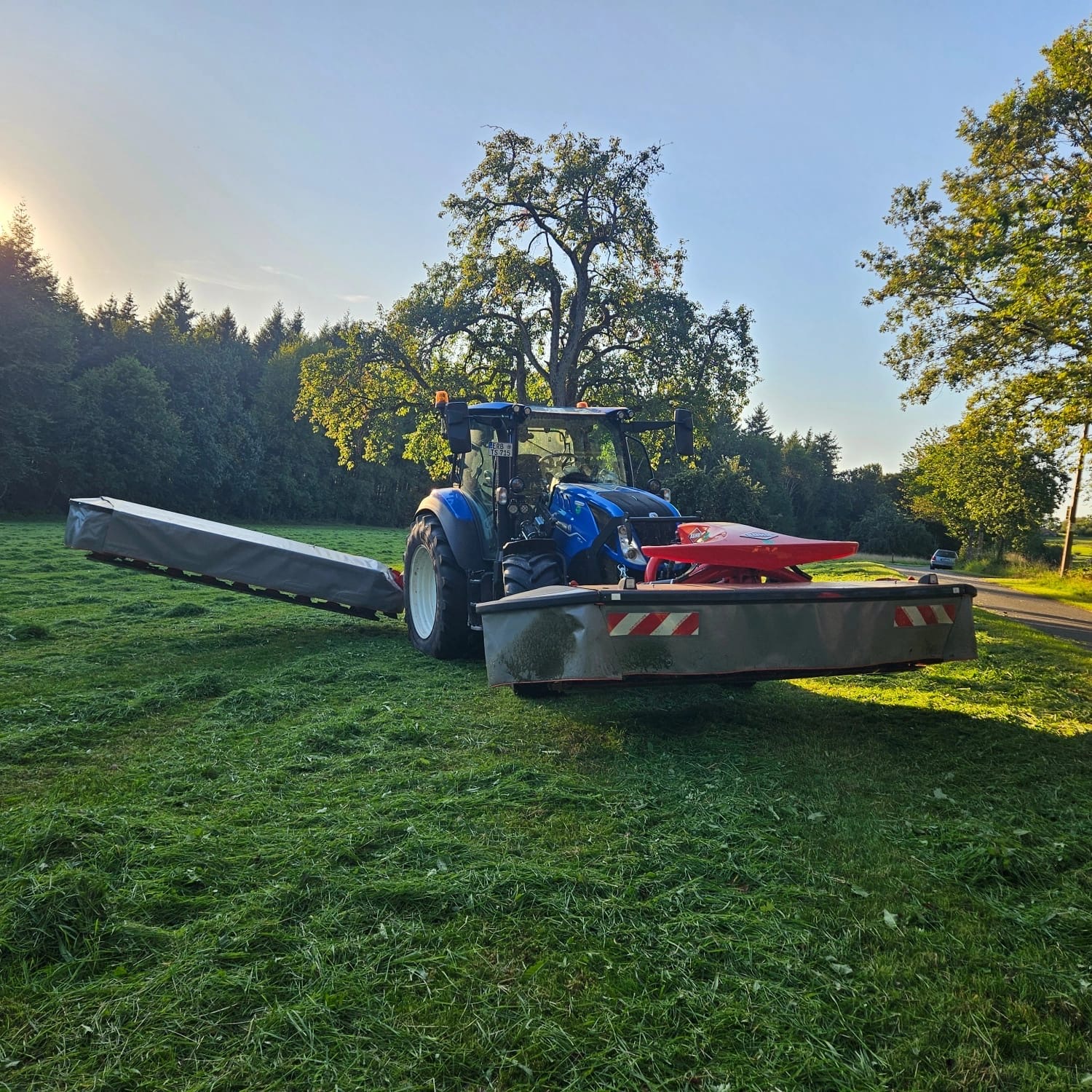 Mäharbeiten auf einer Grünfläche – Originalfoto von Agrar-Service Ihrig