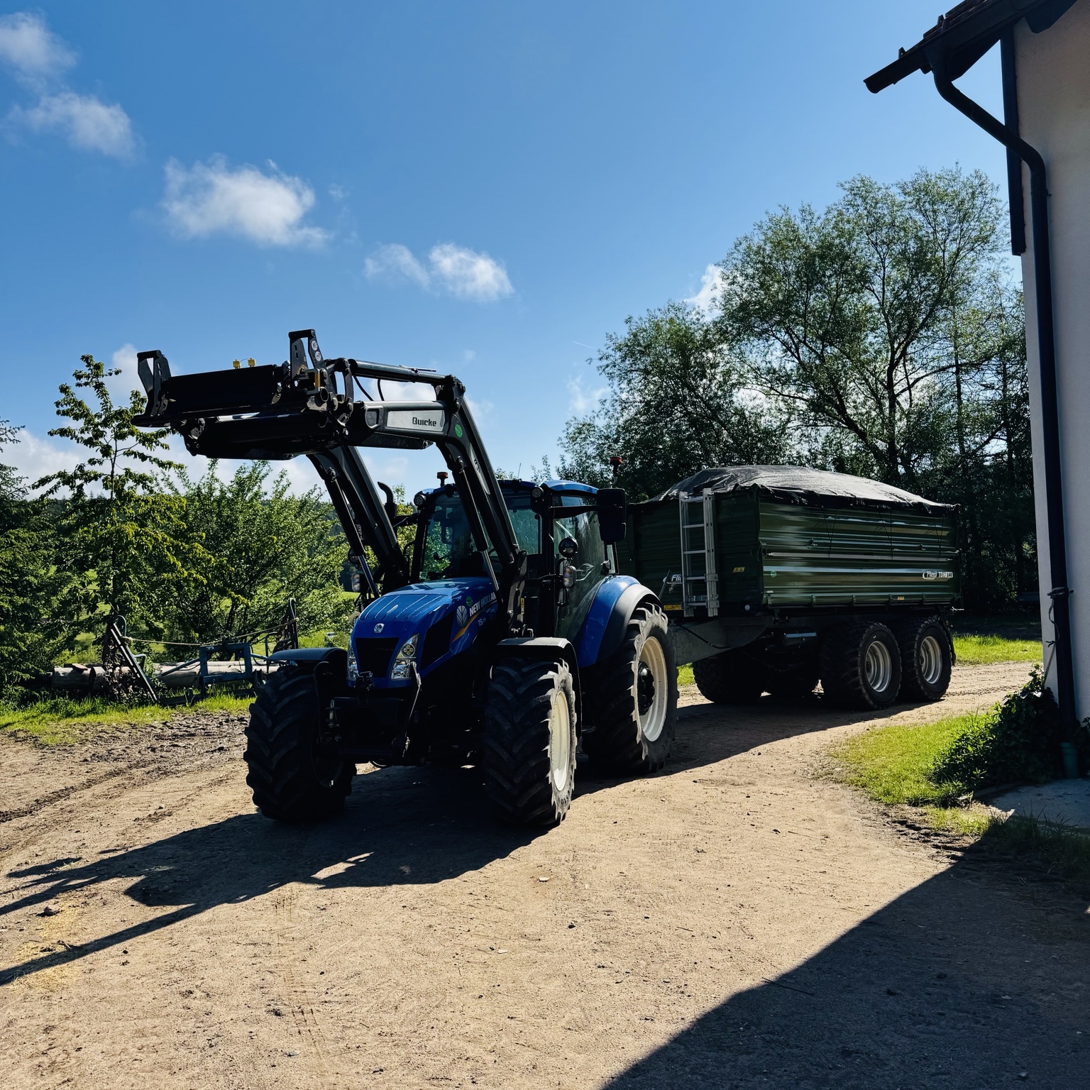 Traktor und Kipper auf dem Hof – Originalfoto von Agrar-Service Ihrig