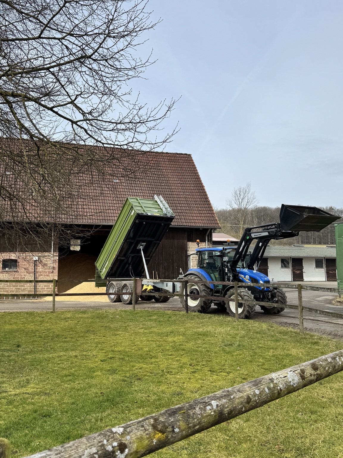 Kippereinsatz auf einer Grünfläche – Originalfoto von Agrar-Service Ihrig