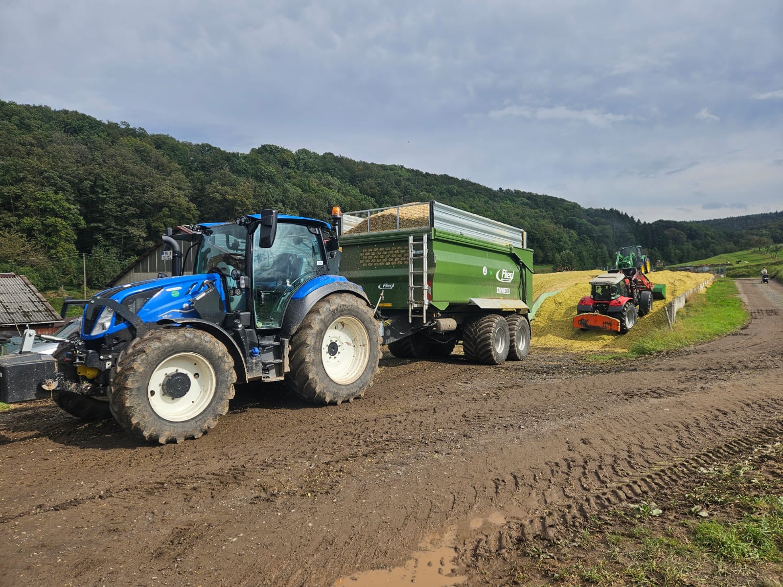 Transport mit Traktor und Kipper – Originalfoto von Agrar-Service Ihrig